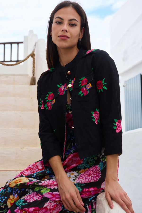 JACKE MIT KÜNSTLERSTICKEREIEN