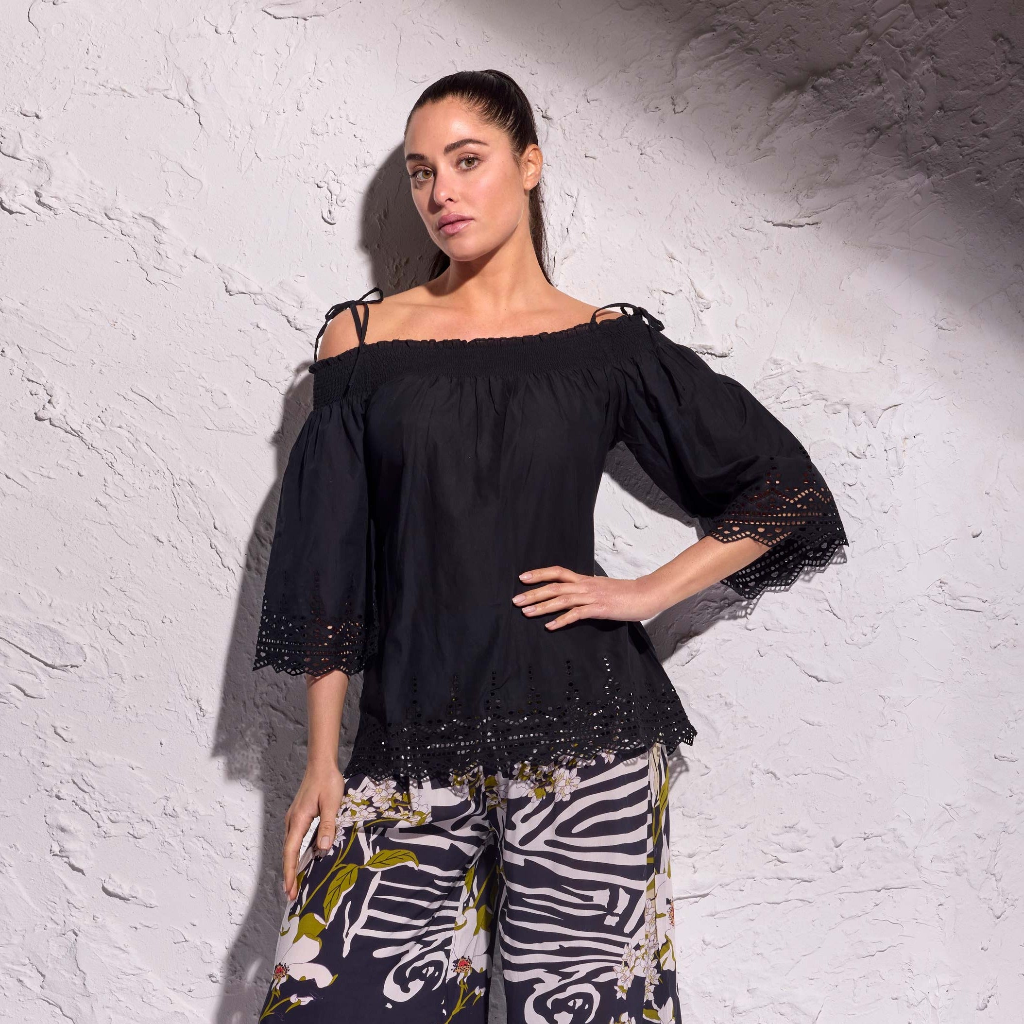 Blusa con Inserti in Pizzo - Eleganza e Raffinatezza