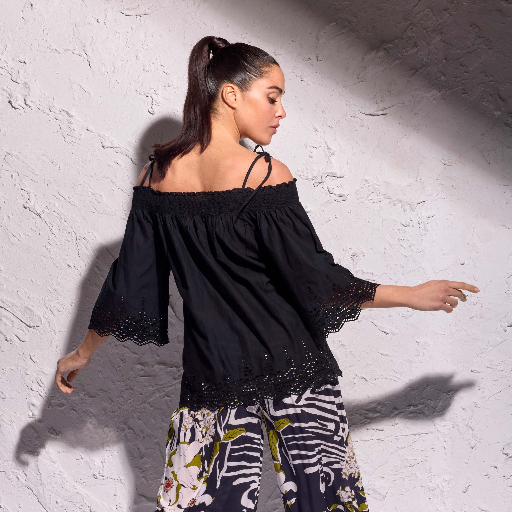 Blusa con Inserti in Pizzo - Eleganza e Raffinatezza