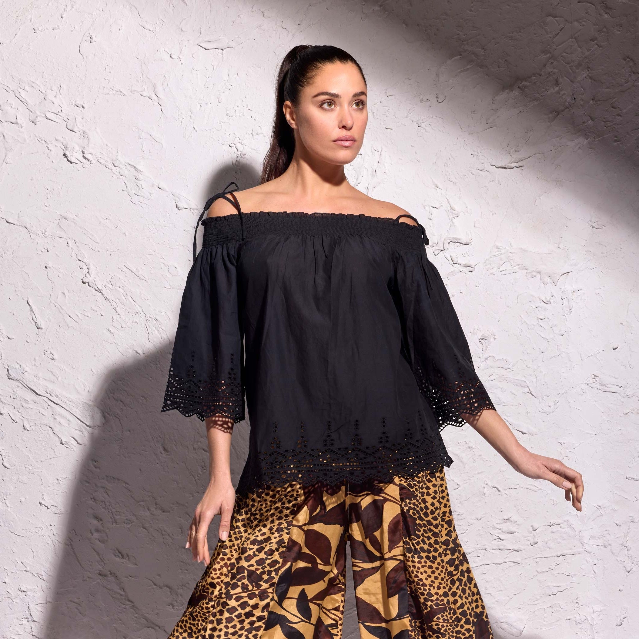 Blusa con Inserti in Pizzo - Eleganza e Raffinatezza