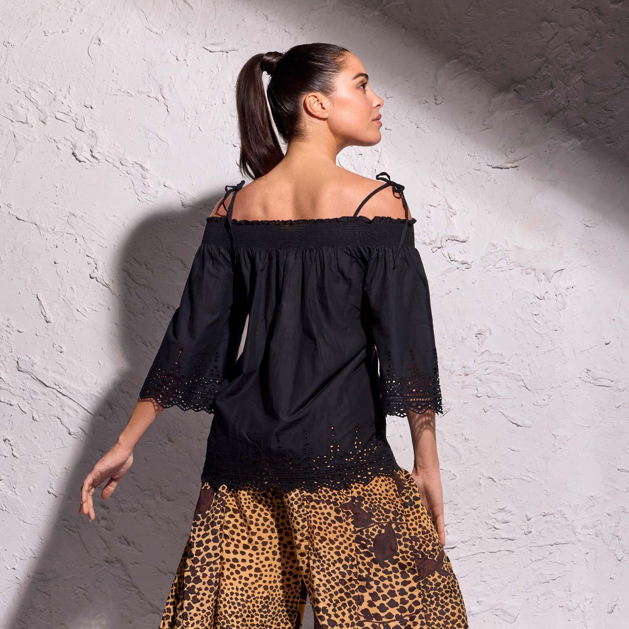 Blusa con Inserti in Pizzo - Eleganza e Raffinatezza