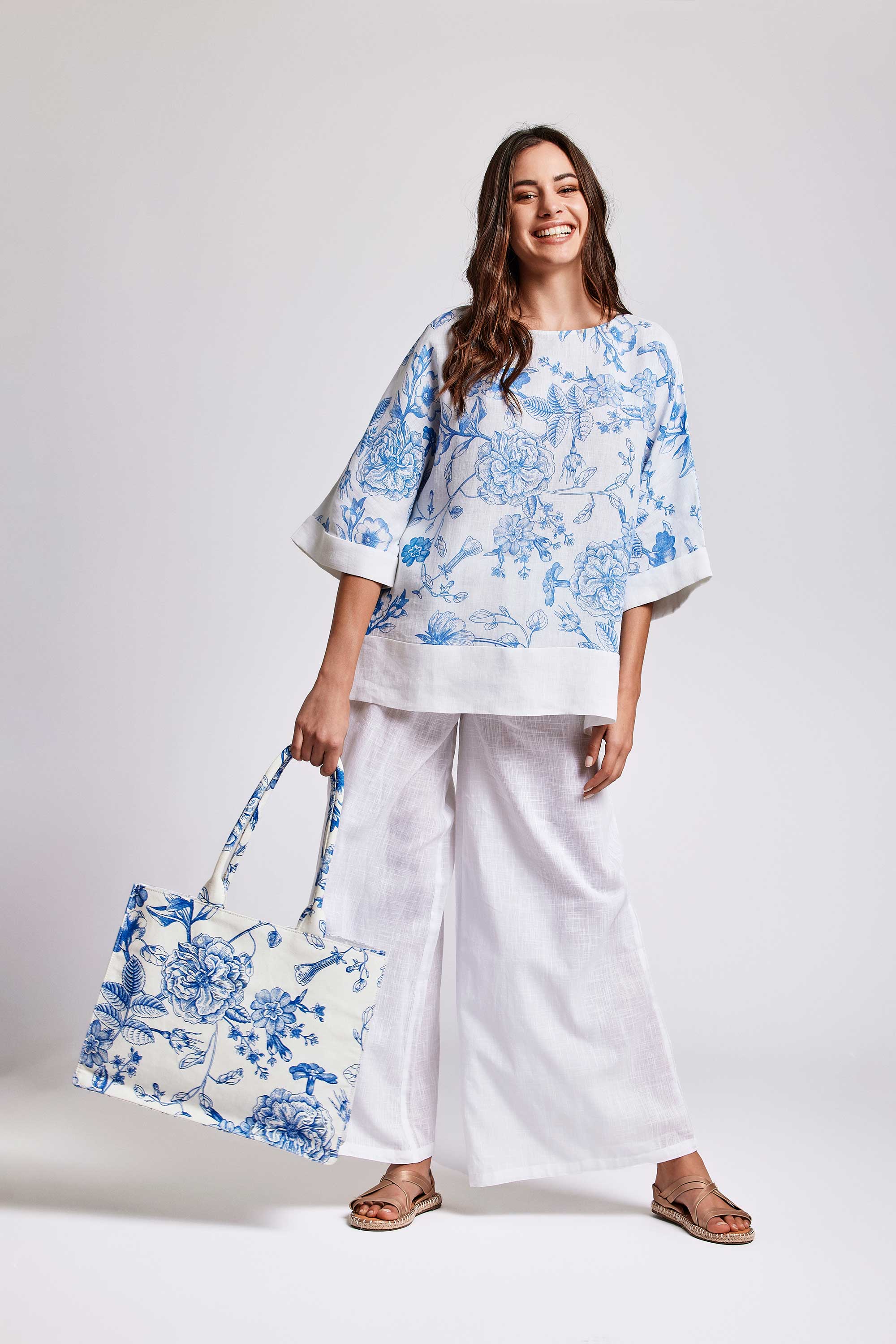 BORSA MOTIVO FIORI BLU: Eleganza Quotidiana