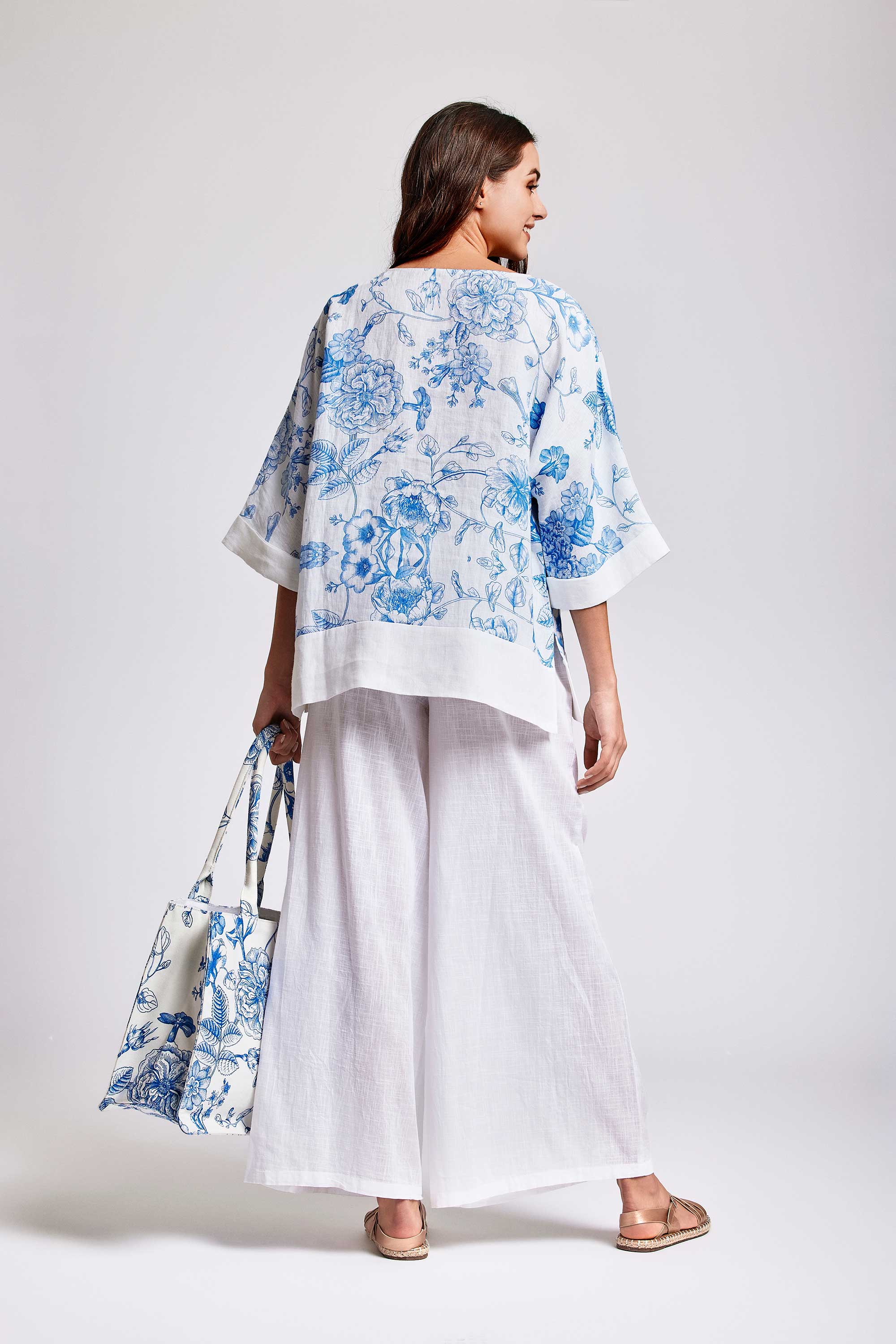 BORSA MOTIVO FIORI BLU: Eleganza Quotidiana