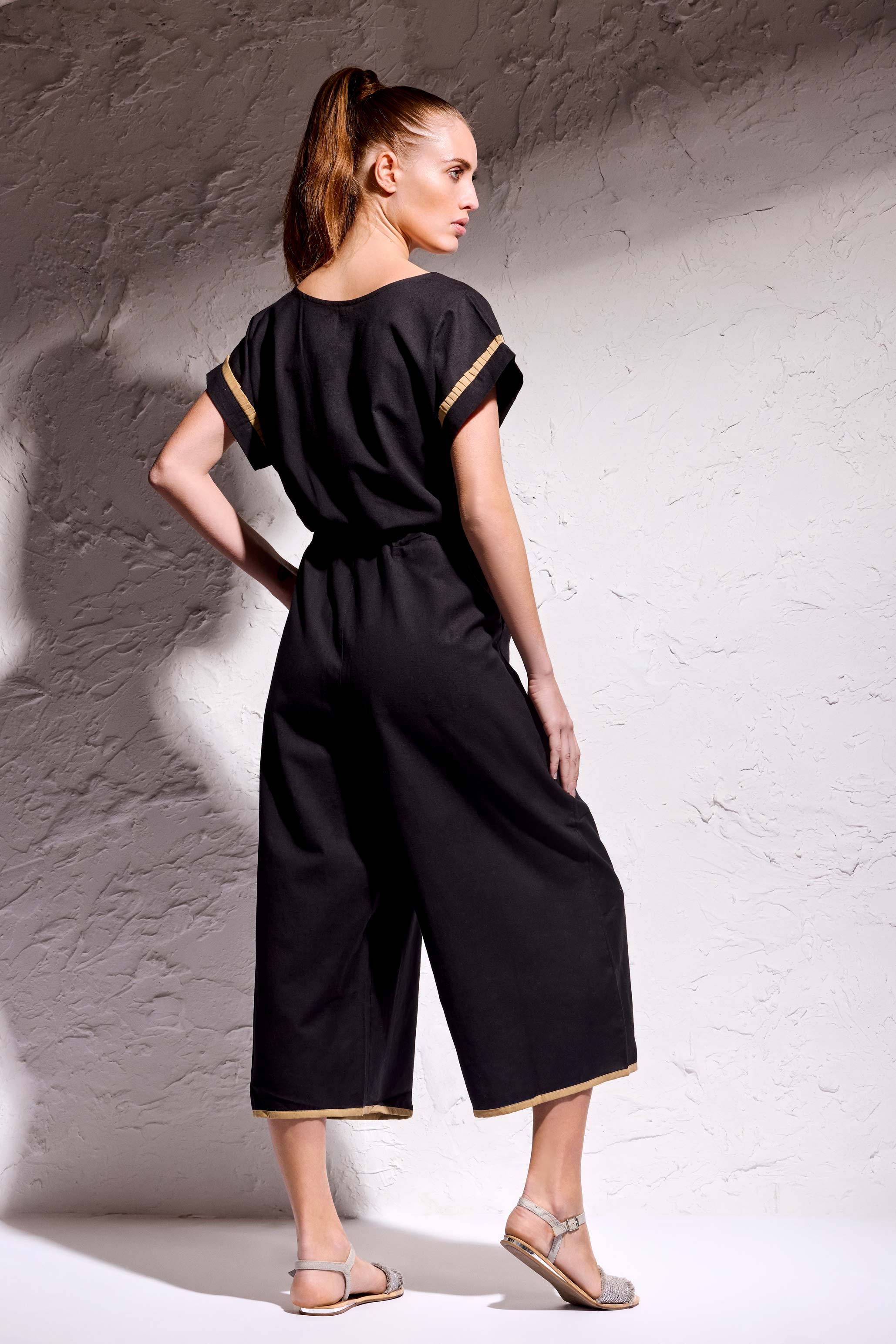 Tuta Lino Profili Oro: Eleganza e Comfort