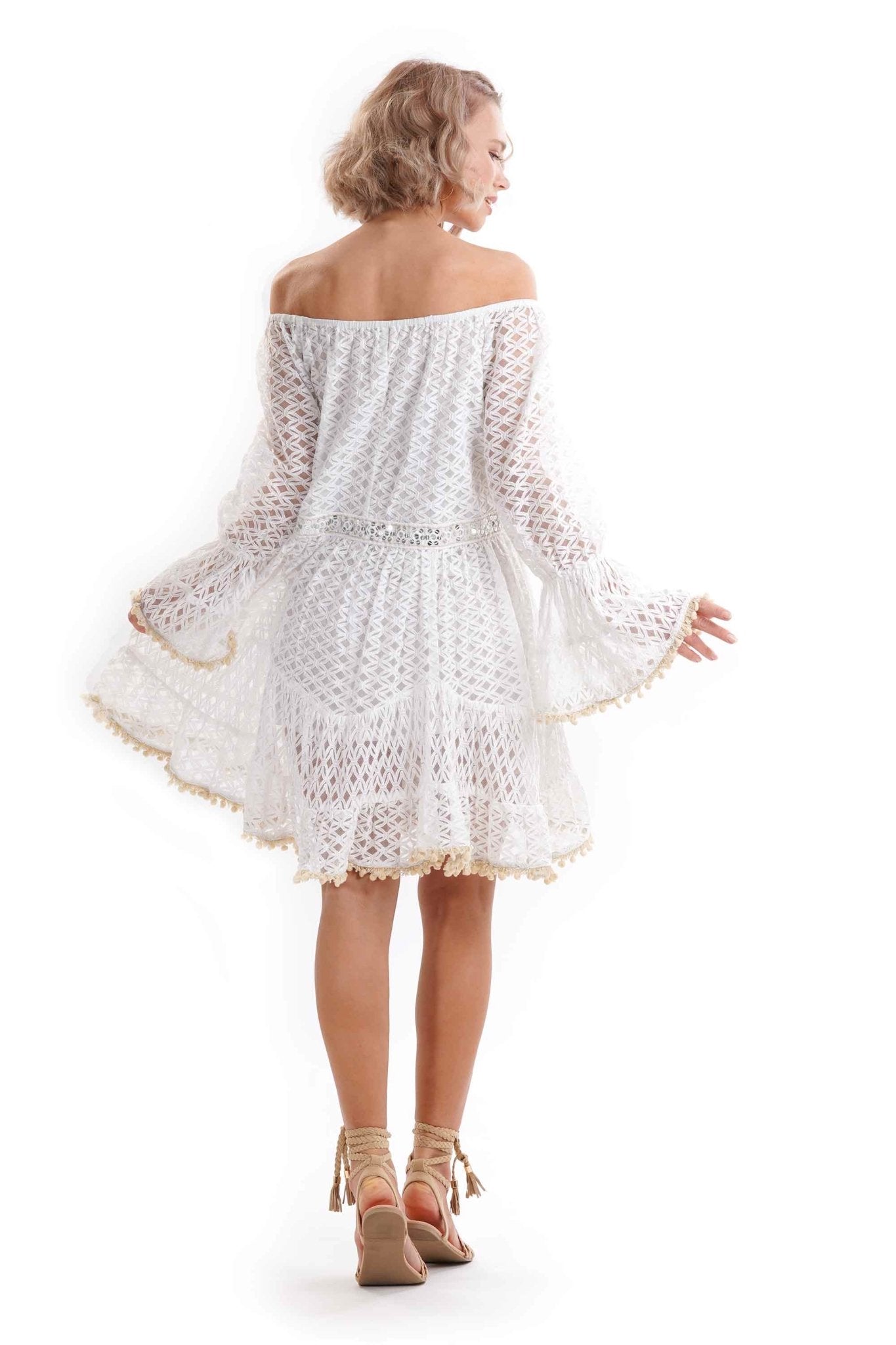 ABITO CON RICAMI COLORATI